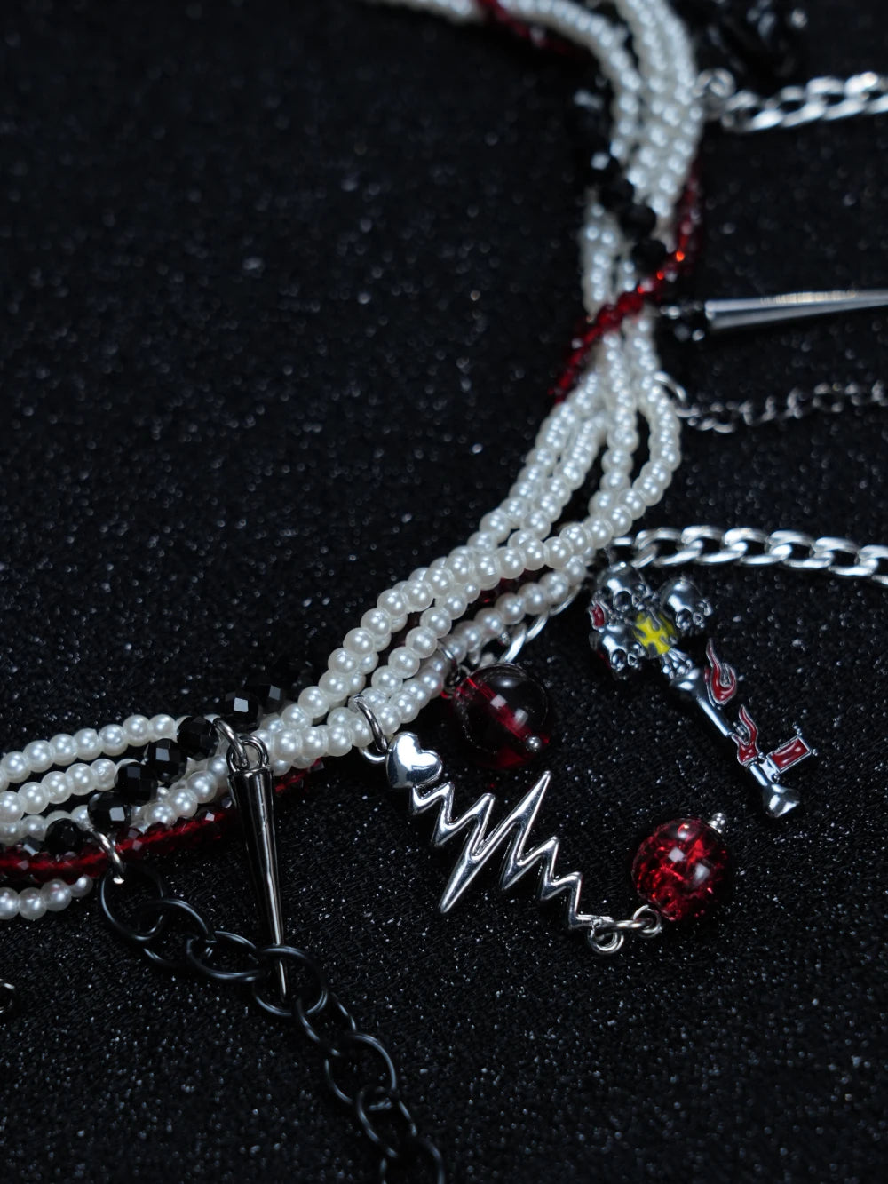 Collana gotica a strati con perline Y2K, punte, ciondoli a croce e accenti di gemme rosse