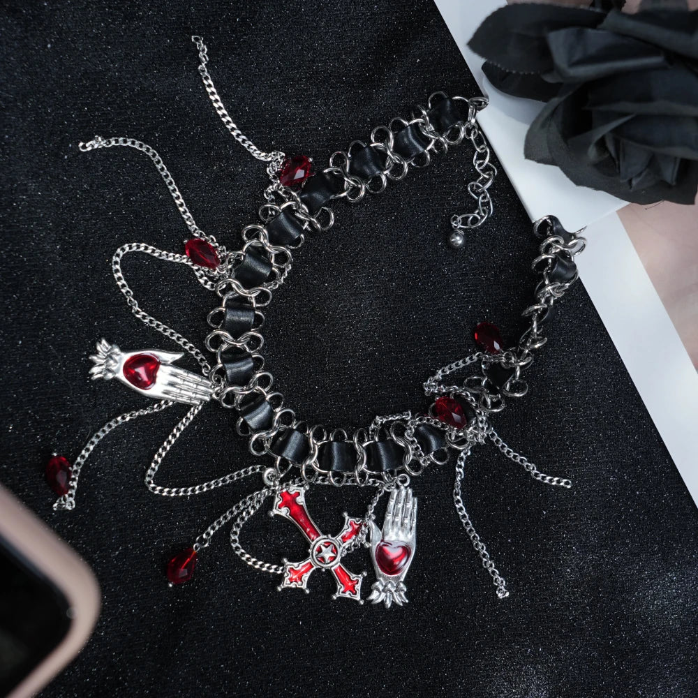Collana in pelle e catena gotica Y2K – Choker con ciondolo a croce con gemma rossa