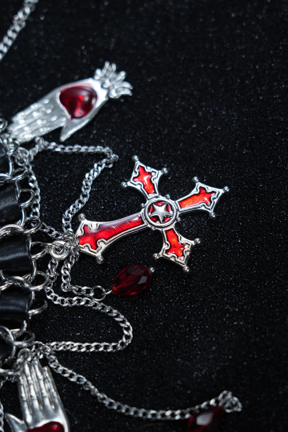 Collana in pelle e catena gotica Y2K – Choker con ciondolo a croce con gemma rossa