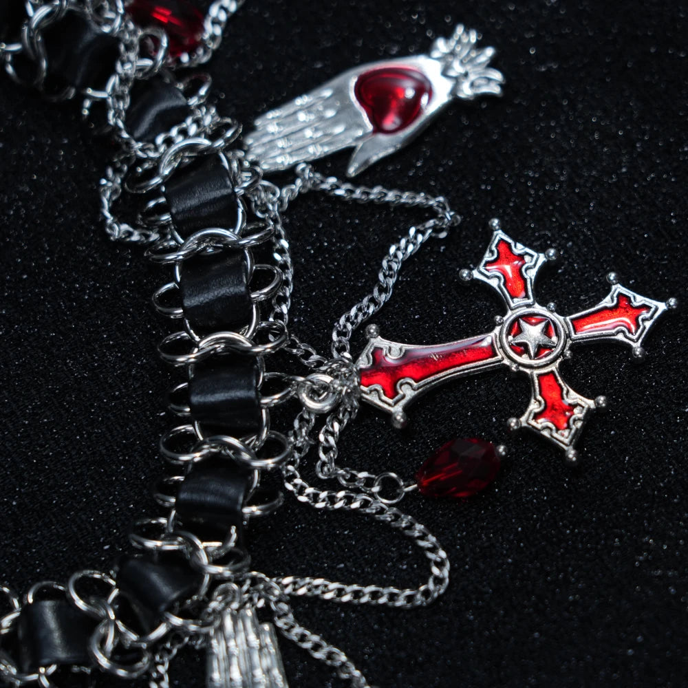 Collana in pelle e catena gotica Y2K – Choker con ciondolo a croce con gemma rossa
