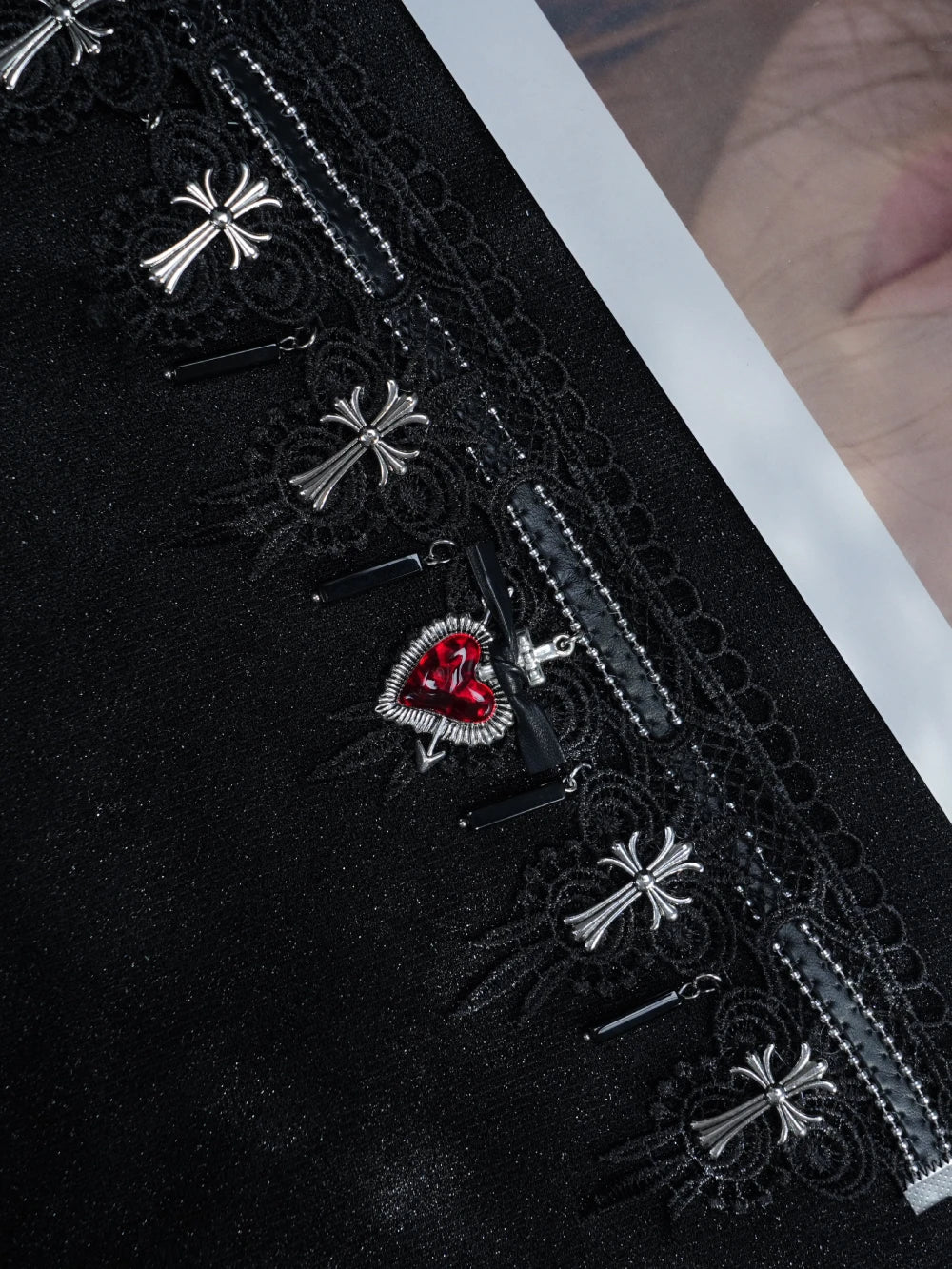 Choker in pizzo nero gotico Y2K – Ciondolo a forma di cuore rosso e ciondoli a croce