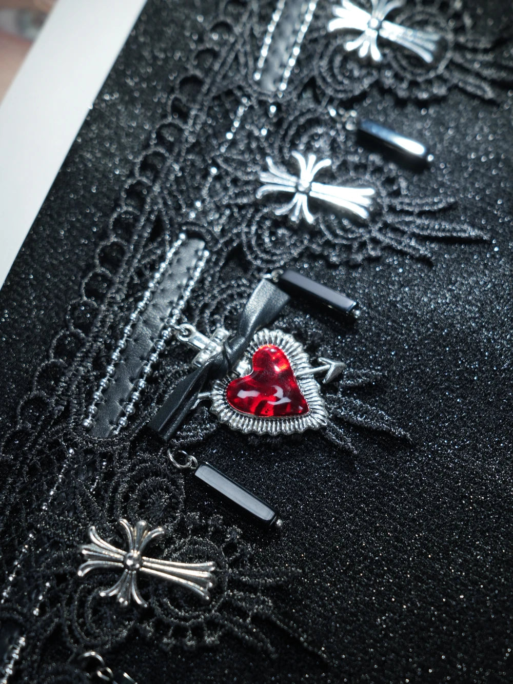 Choker in pizzo nero gotico Y2K – Ciondolo a forma di cuore rosso e ciondoli a croce