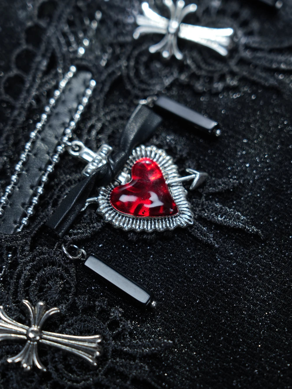 Choker in pizzo nero gotico Y2K – Ciondolo a forma di cuore rosso e ciondoli a croce