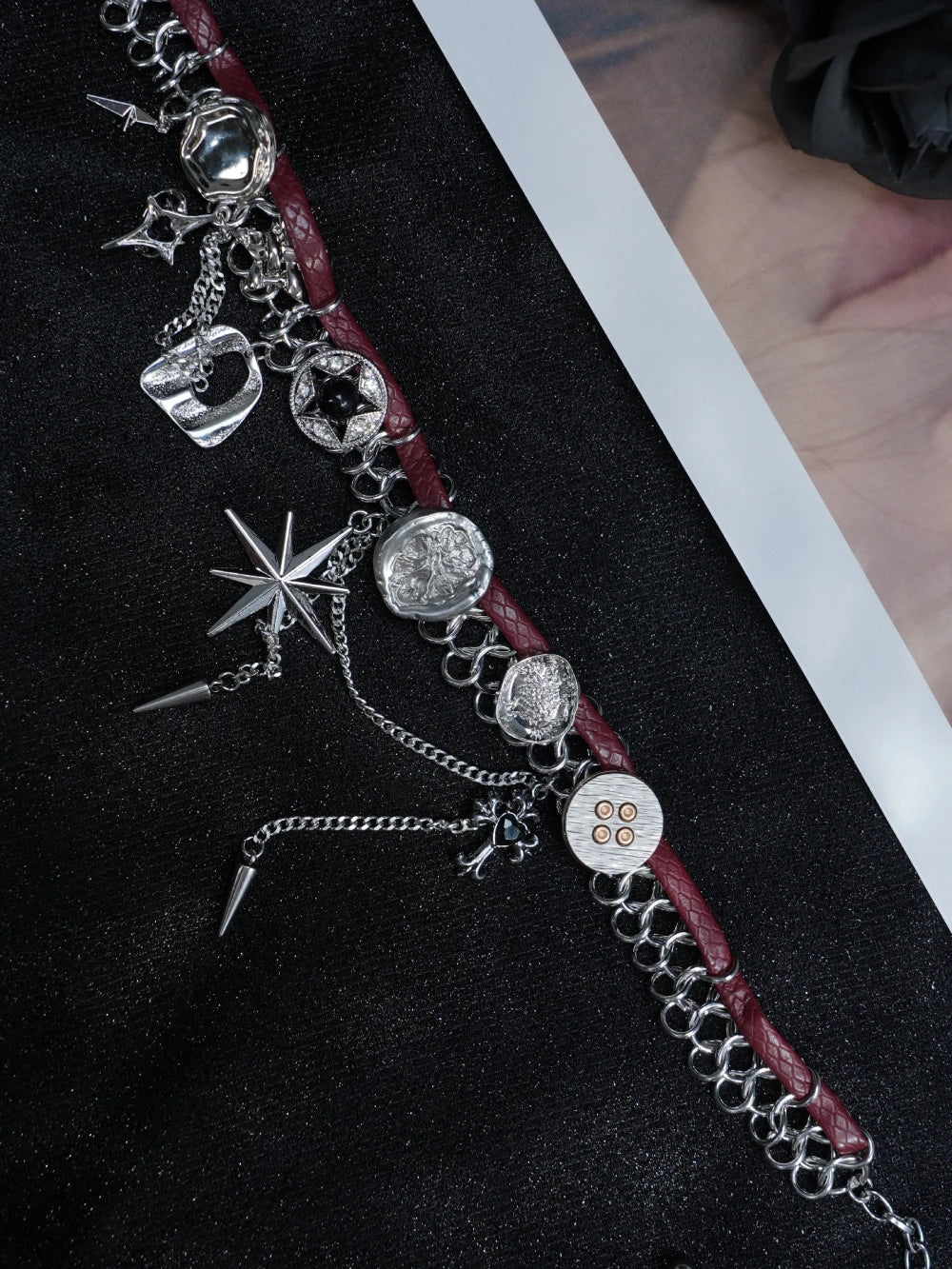 Collana girocollo in velluto bordeaux Y2K con ciondolo a forma di stella e cuore in argento