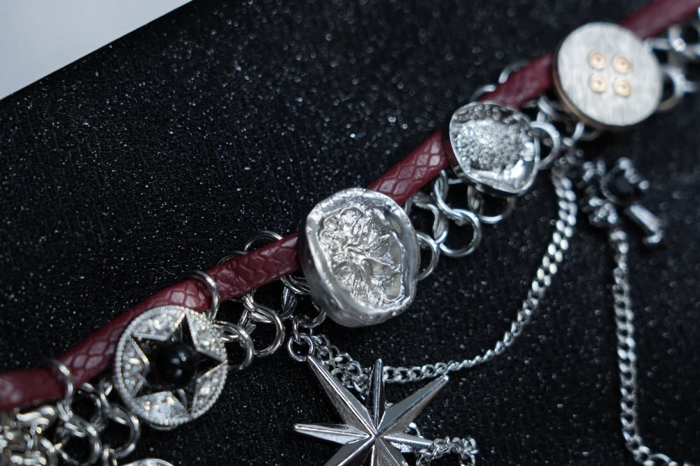 Collana girocollo in velluto bordeaux Y2K con ciondolo a forma di stella e cuore in argento