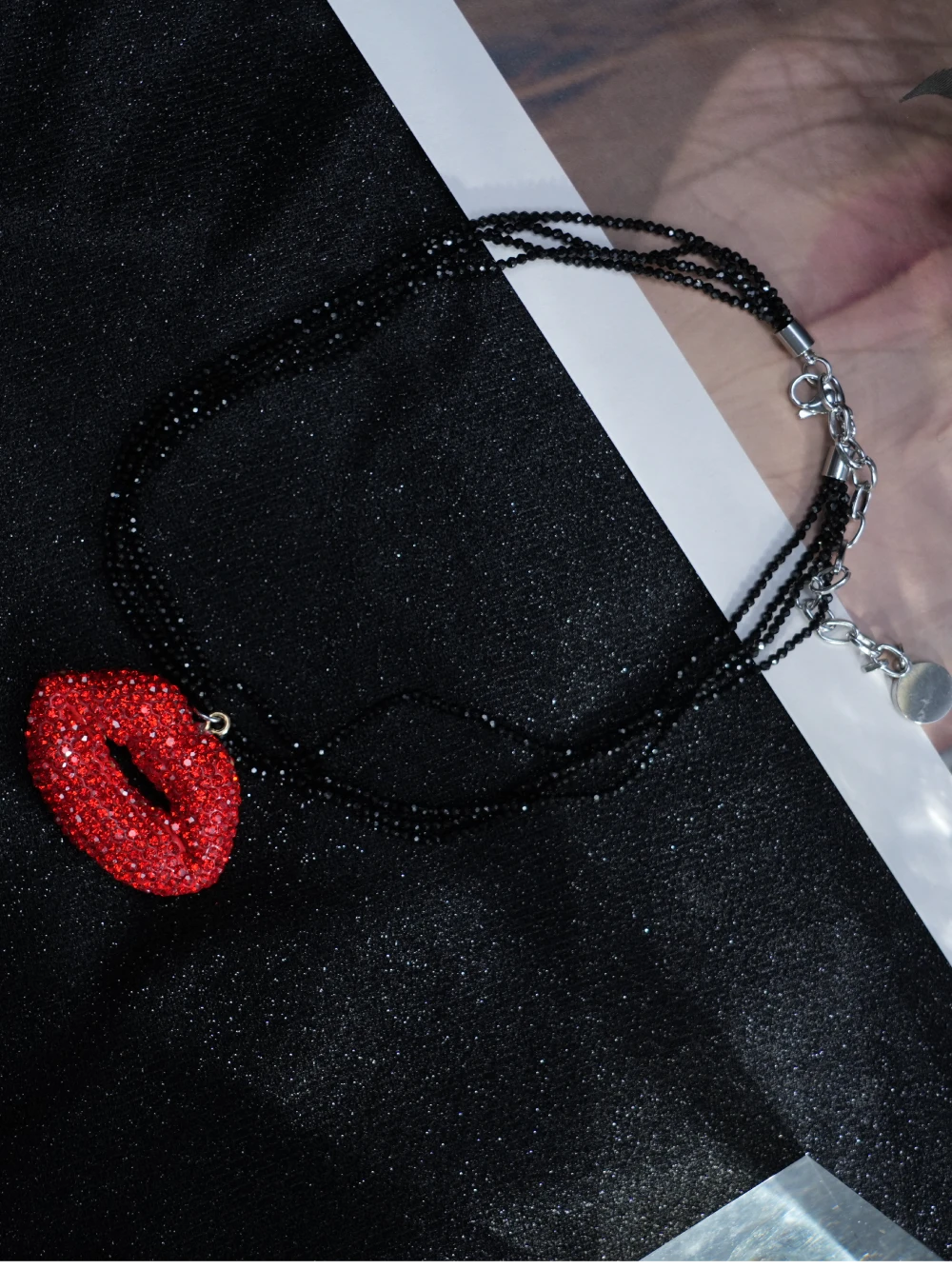 Collana Y2K Red Lips – Ciondolo a forma di labbro in cristallo con catene a strati di perline scure