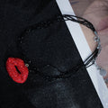 Collana Y2K Red Lips – Ciondolo a forma di labbro in cristallo con catene a strati di perline scure