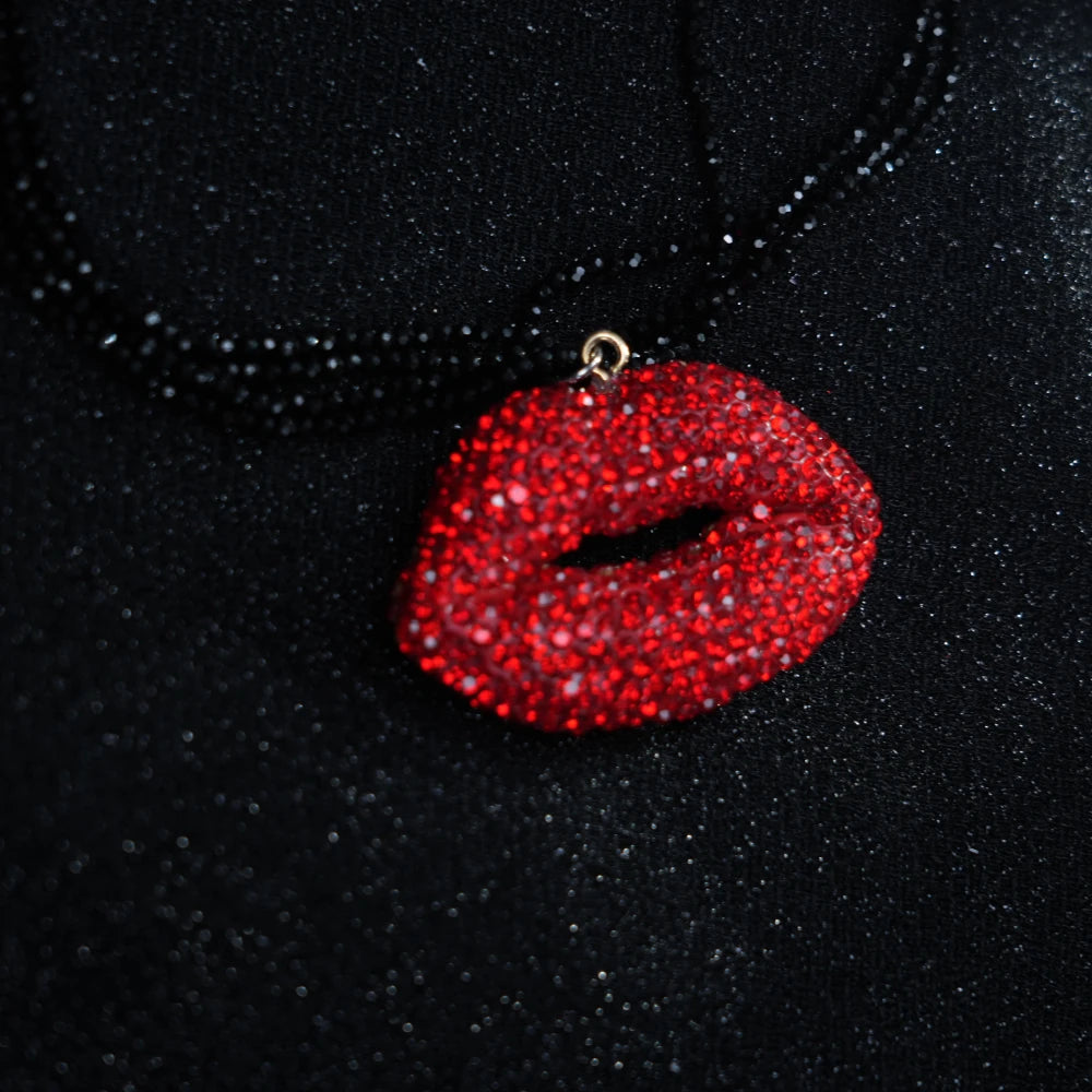 Collana Y2K Red Lips – Ciondolo a forma di labbro in cristallo con catene a strati di perline scure