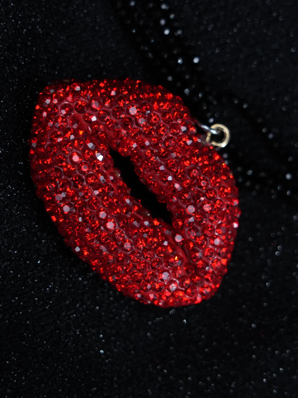 Collana Y2K Red Lips – Ciondolo a forma di labbro in cristallo con catene a strati di perline scure