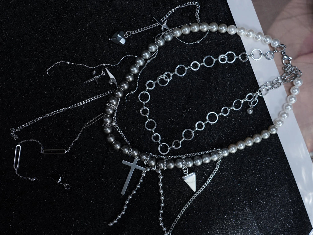 Collana a strati con ciondolo simbolo Y2K – Catene in argento con ciondoli a forma di croce, triangolo e cuore