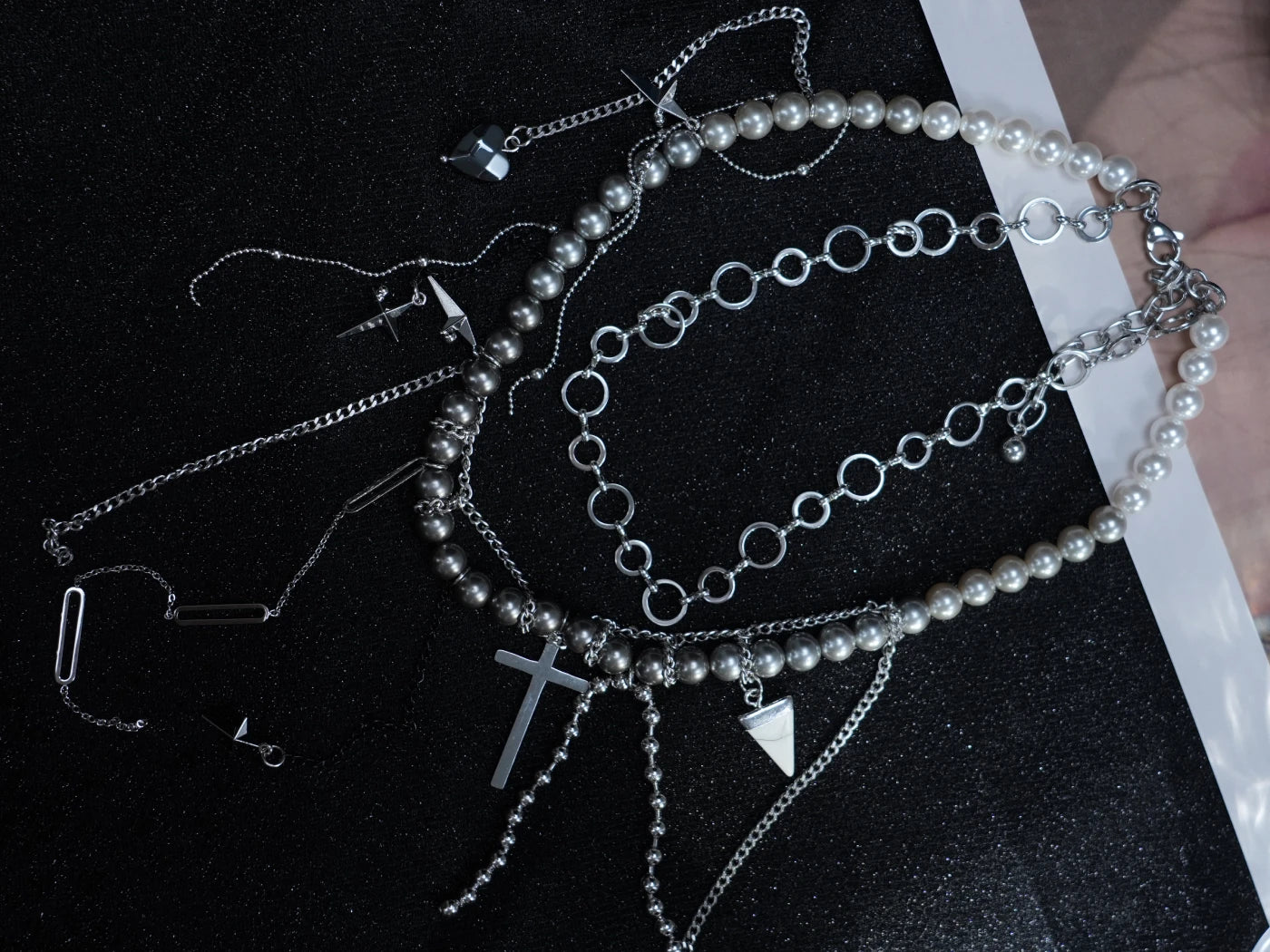 Collana a strati con ciondolo simbolo Y2K – Catene in argento con ciondoli a forma di croce, triangolo e cuore
