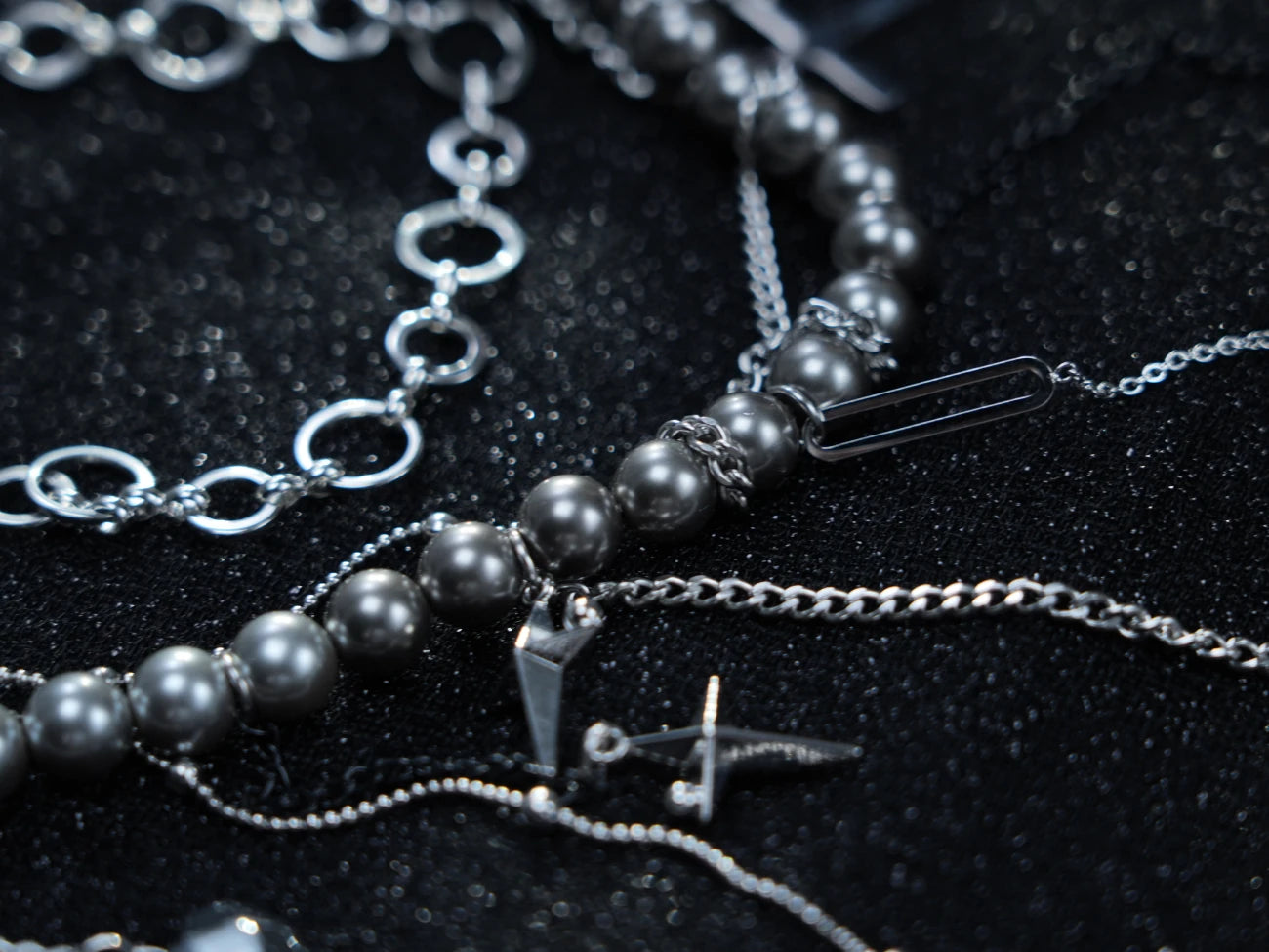 Collana a strati con ciondolo simbolo Y2K – Catene in argento con ciondoli a forma di croce, triangolo e cuore