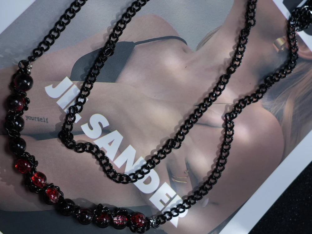 Collana gotica a strati Y2K – Catena nera e filo di perline viola rossastre