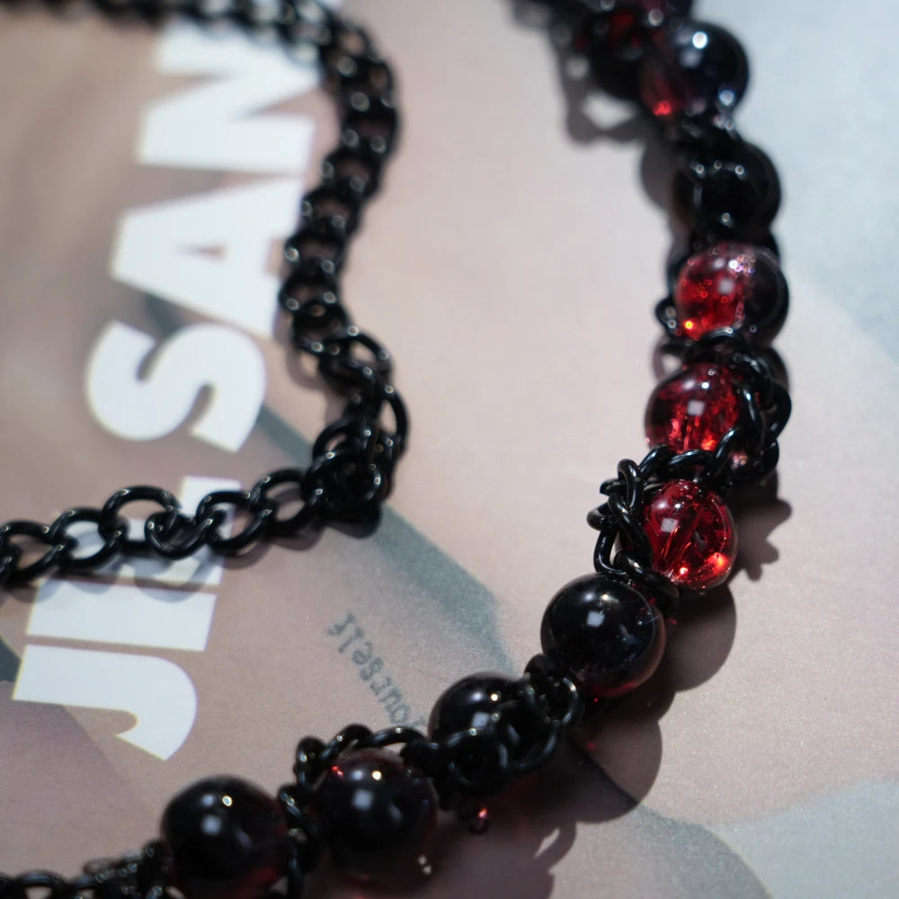 Collana gotica a strati Y2K – Catena nera e filo di perline viola rossastre