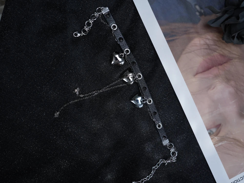 Choker a forma di cuore in pelle punk Y2K – Collare nero con borchie e nappe a catena pendenti