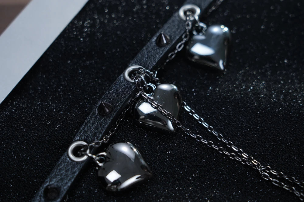 Choker a forma di cuore in pelle punk Y2K – Collare nero con borchie e nappe a catena pendenti