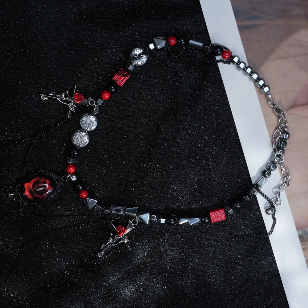 Collana con perline a croce gotica Y2K – Ciondolo a forma di rosa rossa con dettagli neri, rossi e argento