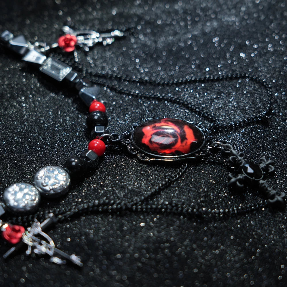Collana con perline a croce gotica Y2K – Ciondolo a forma di rosa rossa con dettagli neri, rossi e argento