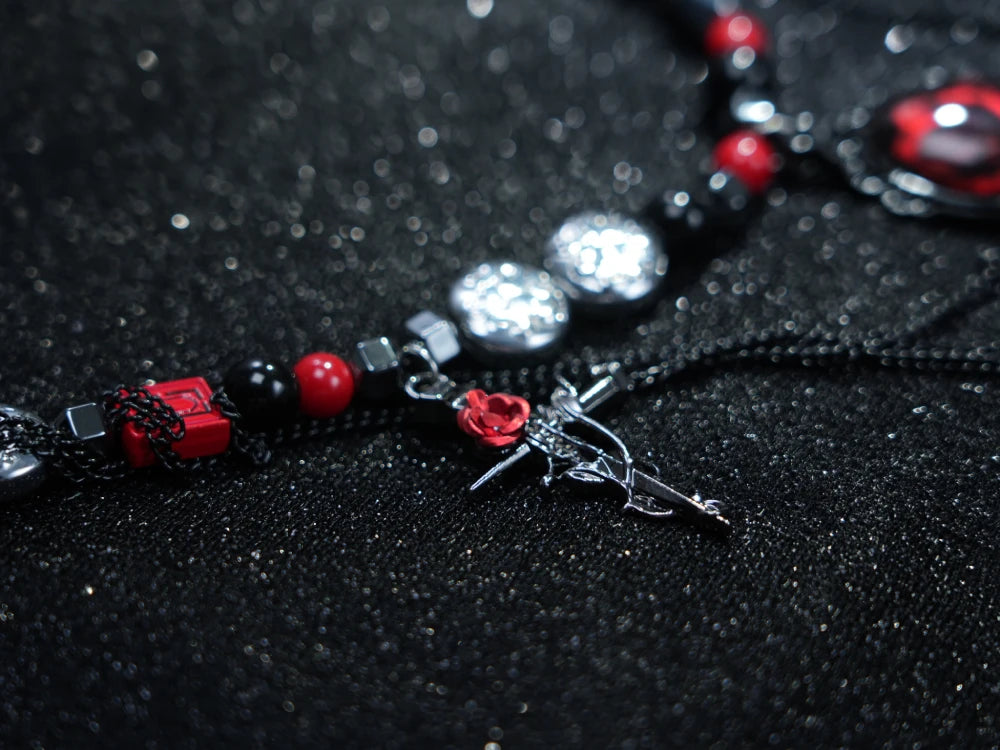 Collana con perline a croce gotica Y2K – Ciondolo a forma di rosa rossa con dettagli neri, rossi e argento