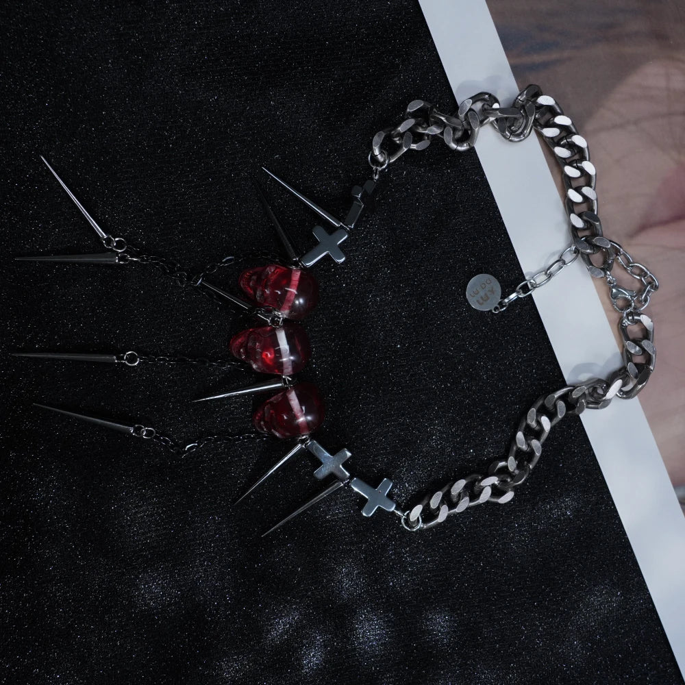 Collana con teschio rosso gotico Y2K con punte – Catena con ciondolo trasparente e punte in metallo