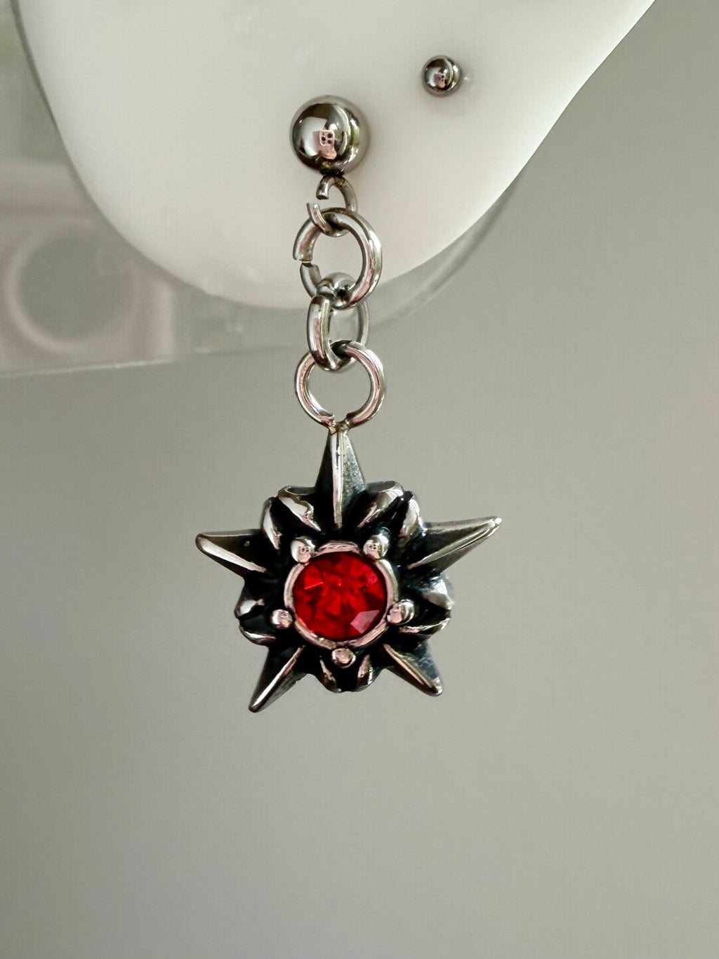 Paipai Station - Orecchini unisex a forma di teschio, pugnale, in acciaio al titanio, anallergici, con ponte a forma di cuore e croce, 1,2*38 mm