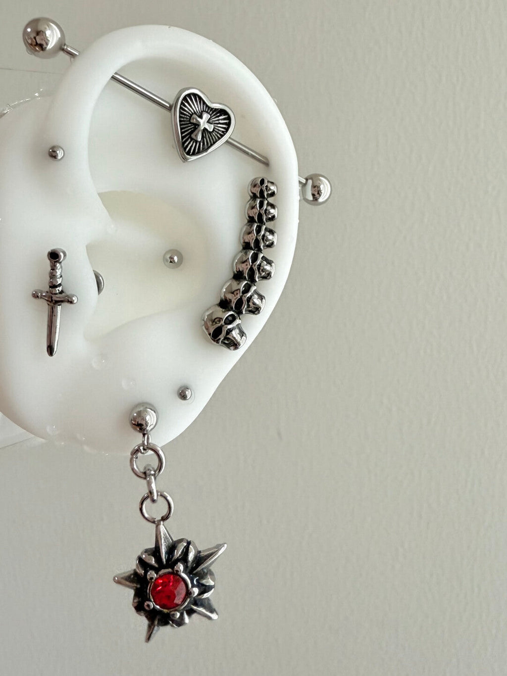 Paipai Station - Orecchini unisex a forma di teschio, pugnale, in acciaio al titanio, anallergici, con ponte a forma di cuore e croce, 1,2*38 mm