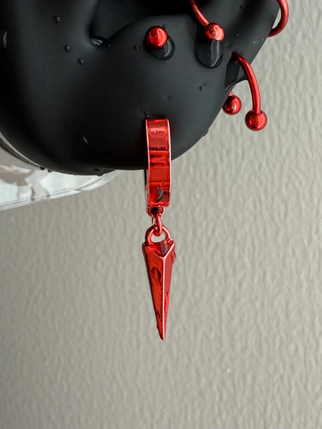 Orecchini in acciaio al titanio rosso e borchie in lega di titanio con zirconi | Orecchini a cerchio con pendente a cono rosso