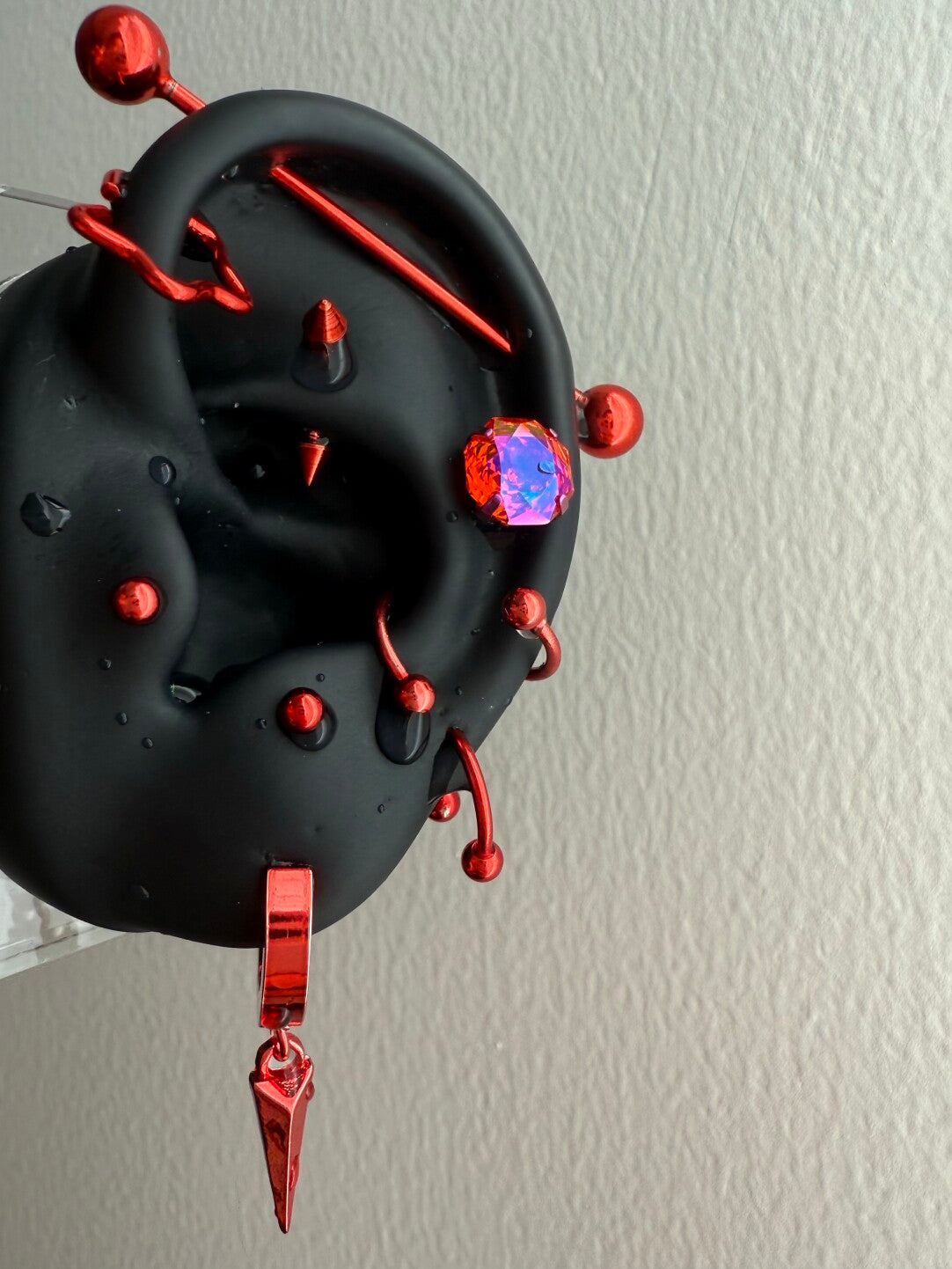 Orecchini in acciaio al titanio rosso e borchie in lega di titanio con zirconi | Orecchini a cerchio con pendente a cono rosso