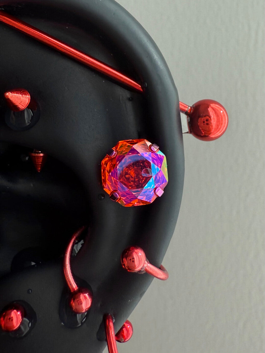 Orecchini in acciaio al titanio rosso e borchie in lega di titanio con zirconi | Orecchini a cerchio con pendente a cono rosso