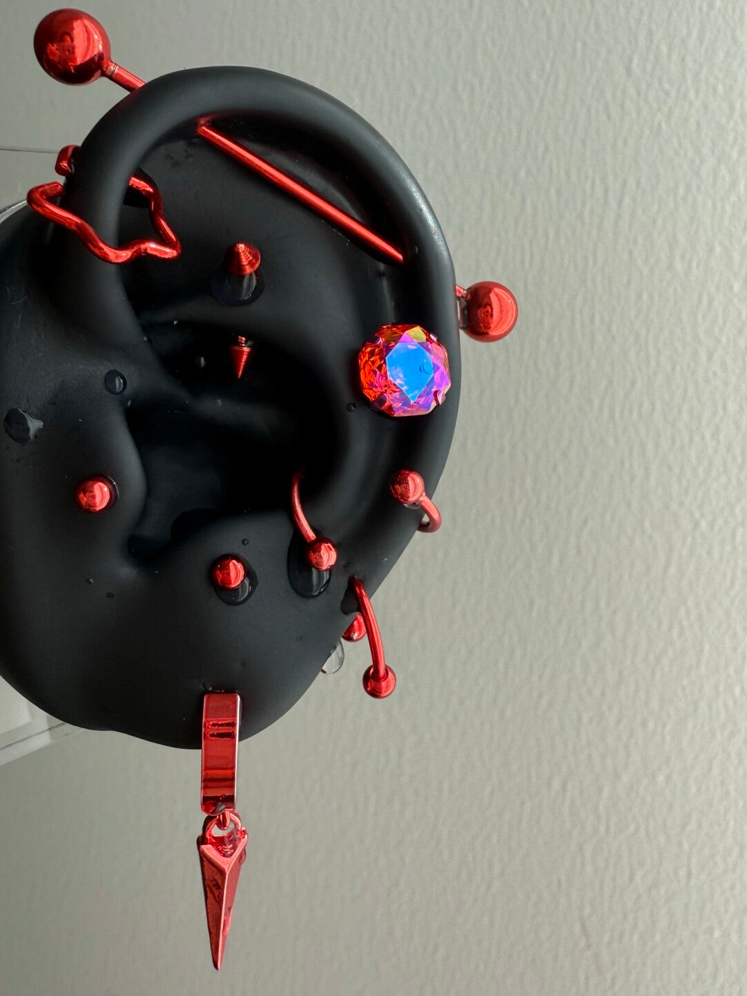 Orecchini in acciaio al titanio rosso e borchie in lega di titanio con zirconi | Orecchini a cerchio con pendente a cono rosso