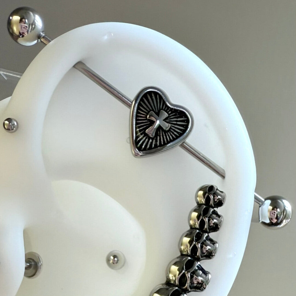 Paipai Station - Orecchini unisex a forma di teschio, pugnale, in acciaio al titanio, anallergici, con ponte a forma di cuore e croce, 1,2*38 mm