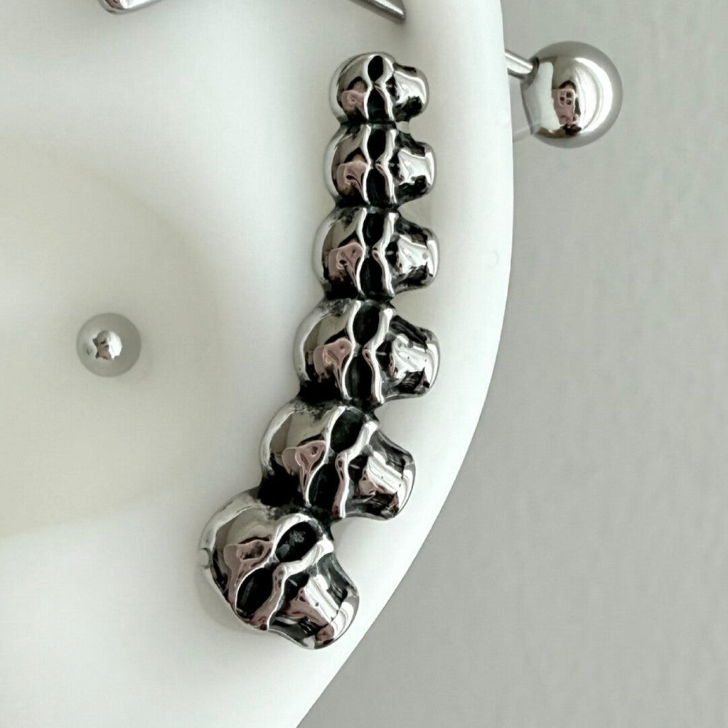 Paipai Station - Orecchini unisex a forma di teschio, pugnale, in acciaio al titanio, anallergici, con ponte a forma di cuore e croce, 1,2*38 mm