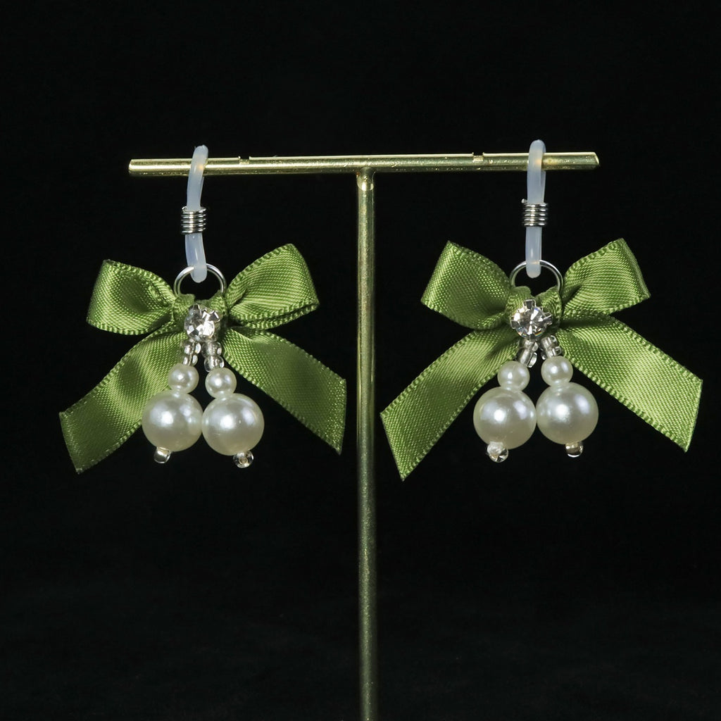 Gothic Bow Pendant - Multi-Color Pearl Clip Attachment gothic jewelry detail shot | Blackyyds