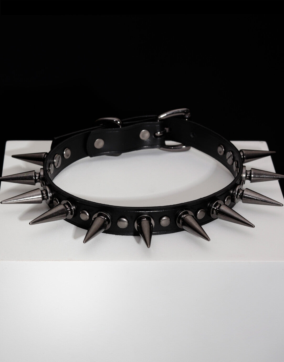 black spike rivet trap choker front view | Blackyyds