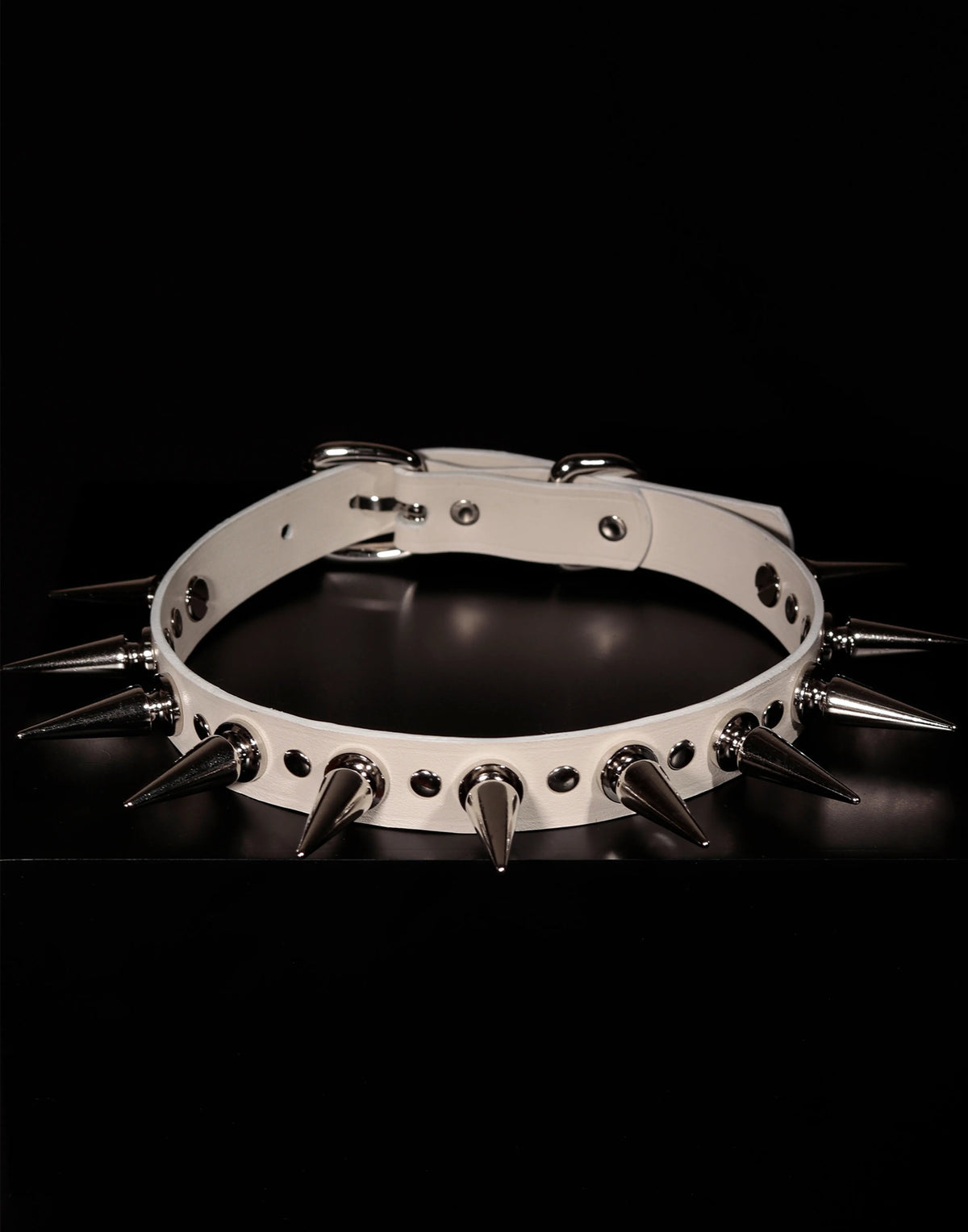 white spike trap choker front view | Blackyyds