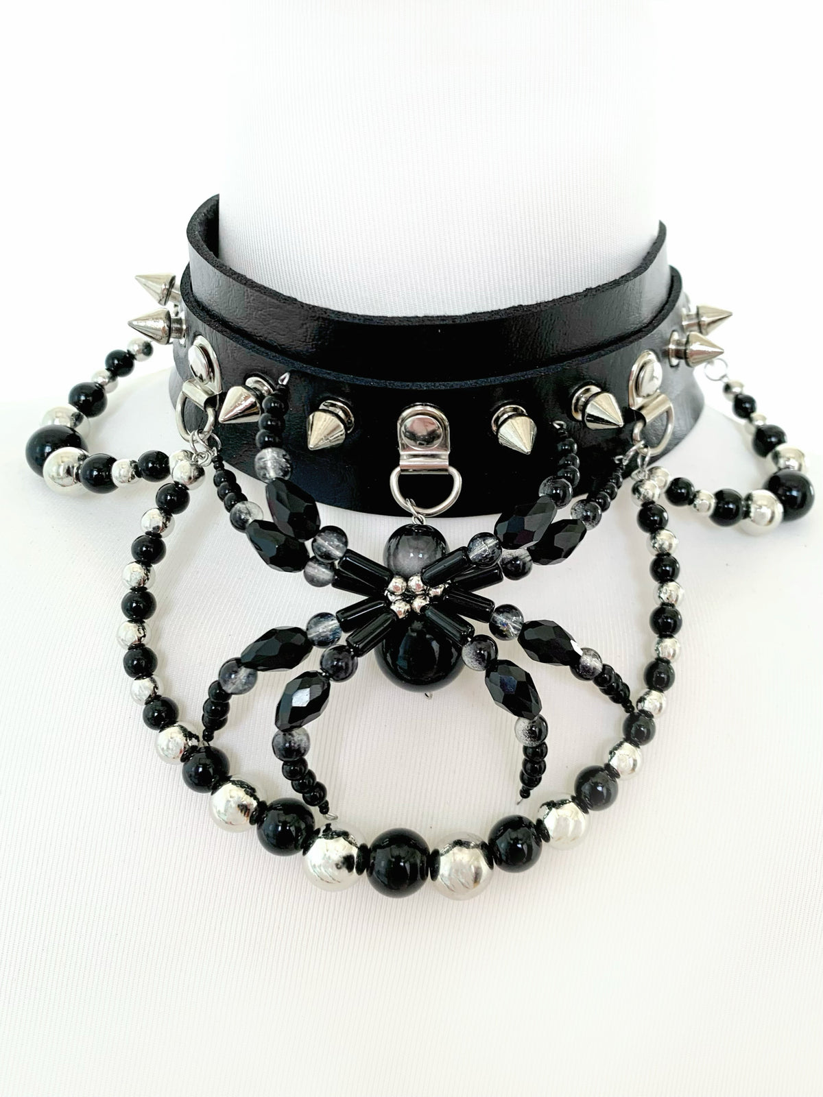 Gu Spider Necklace Collar Dark Punk Gothic Choker close-up detail | Blackyyds
